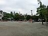 周辺：岸谷公園まで684m、園内には遊具のほか子供用屋外プールがあり、季節の訪れとともに子どもたちで賑わう緑豊かな公園