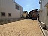 その他：前面道路を含む現地写真です。敷地は整形地で活用しやすい形状となっております。周辺には住宅が建ち並び安心感のある住環境です。建築のプランも検討しやすい土地となっています。