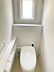 トイレ：トイレには窓があり、落ち着いた空間です。