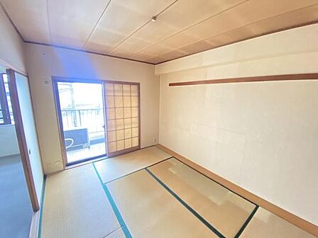 <和室/Japanese room>6帖の和室,収納付きです