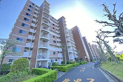 外観:新松戸ファミールハイツ1号棟は、新松戸駅に近い号棟となっています。しかも!徒歩30秒の位置にセブンイレブンがあるのは「ありがたい」ですね。 外観:新松戸ファミールハイツ1号棟は、新松戸駅に近い号棟となっています。しかも!徒歩30秒の位置にセブンイレブンがあるのは「ありがたい」ですね。