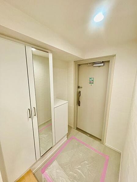 <玄関/Entrance>身だしなみチェックに便利なミラー付き
