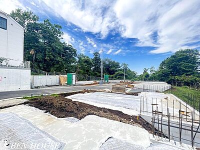 外観：外観・周辺は公園がいくつも点在し、緑の多い環境です。また、駅周辺には様々な商業施設が立ち並び、利便性が良く生活しやすい街です。