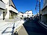 外観：前面道路含む外観・ゆとりある前面道路に面した開放感溢れるお住まいです。見通しの良い前面道路でお車の駐車もしやすいですね。
