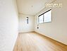 子供部屋：窓が2つあるだけで明るい印象です！
