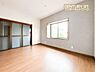 洋室：住まう方でカスタマイズしていただけるシンプルなデザインの内装。