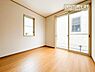 洋室：住まう方でカスタマイズしていただけるシンプルなデザインの内装。