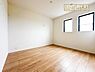 洋室：住まう方でカスタマイズしていただけるシンプルなデザインの内装。