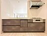 キッチン：収納豊富なキッチンで、料理道具もきれいに収納。