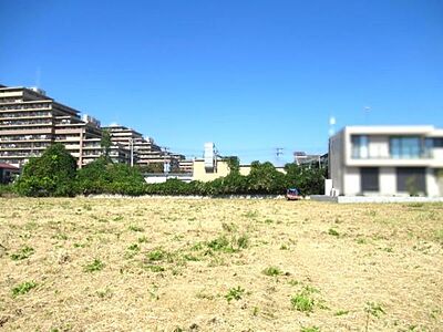 外観:広々 約107坪 物件南側より撮影 外観:広々 約107坪 物件南側より撮影