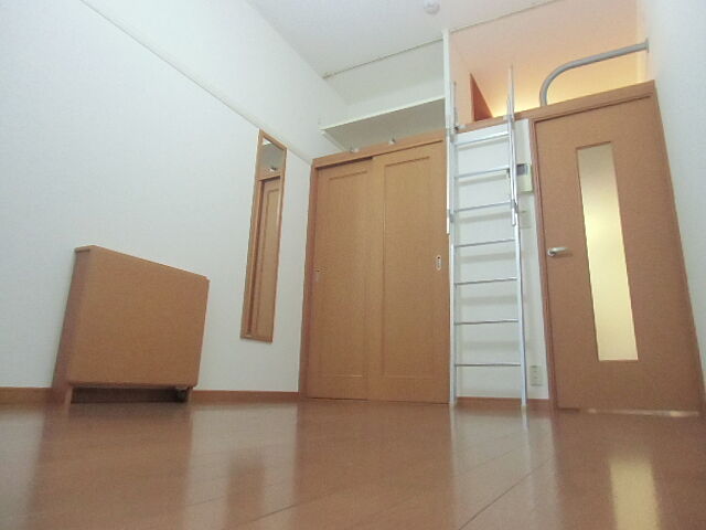 上部ロフト（ベッドスペース）・折りたたみ式机・イス・クローゼット完備のお部屋です。