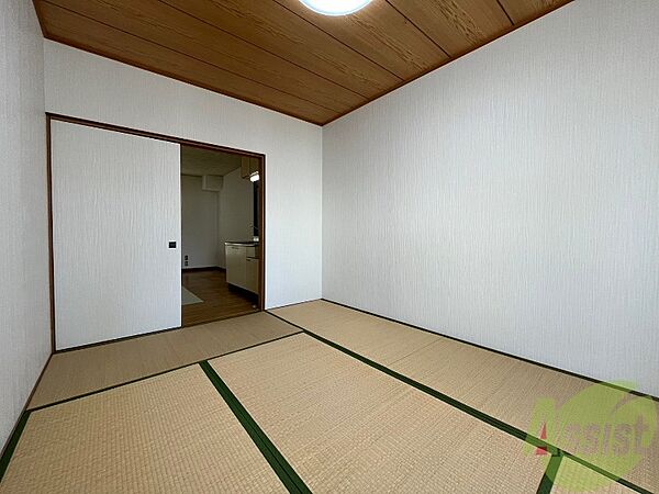 画像23:寝室を別角度から撮りました。どう家具を配置しますか？