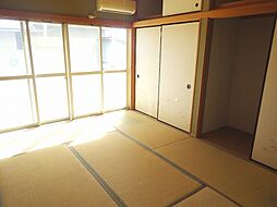 [寝室] 和室にも大きな窓があり暖かい日差しが差し込みます。