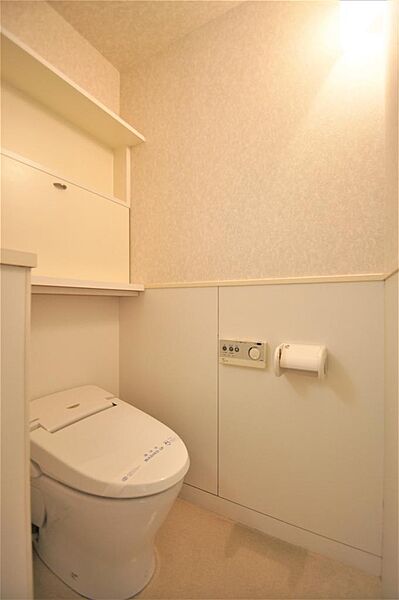 画像17:トイレは温水洗浄機能付です。