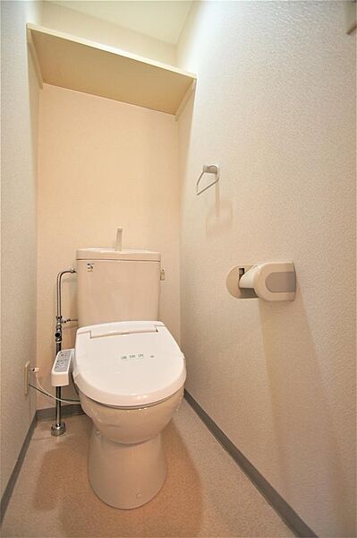 画像18:トイレは温水洗浄機能付きです。上部には小棚もあります。