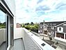 バルコニー：このバルコニーからの眺めは街並みと自然が調和しており心地よい開放感を味わえます。十分なスペースがあるため植物を置くこともできます。窓からの日差しが差し込むため明るい空間が広がります。
