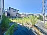 外観：閑静な住宅街に位置し周辺には落ち着いた雰囲気の住居が並んでいます。ゆったりとした敷地で開放感があります。現地土地写真から日当たりの良さが感じられます。道路へのアクセスも便利な立地です。