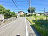 その他：前面道路は広々としており車の出入りもスムーズに行えます。周囲には緑が多く落ち着いた雰囲気が広がっています。舗装もしっかりとされており安心してご利用いただけます。道路沿いには住宅が整然と並んでいます。