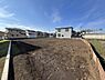 外観：広々とした土地が魅力の物件です。周辺は静かな住宅地で落ち着いた生活環境が期待できます。建築の可能性が広がるフラットな地形が特徴です。