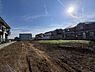 外観：広々とした土地が広がっておりさまざまな用途に活用できる可能性を秘めています。日当たりが良く開放感あふれる環境が魅力です。周囲には住宅が並び落ち着いた雰囲気が漂います。