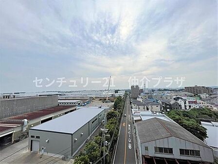 工業地帯の魅力を感じられる広々とした眺望です。遠くまで続く道路が印象的で日々の変化を眺めることができます。落ち着いた雰囲気の中で暮らしながら新たな発見を楽しめる眺めです。