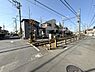 その他：電車を望むことができる交差点に位置しており移動が便利で魅力的です。周辺は静かで落ち着いた環境が広がっています。交通アクセスも良好で利便性の高さが魅力です。