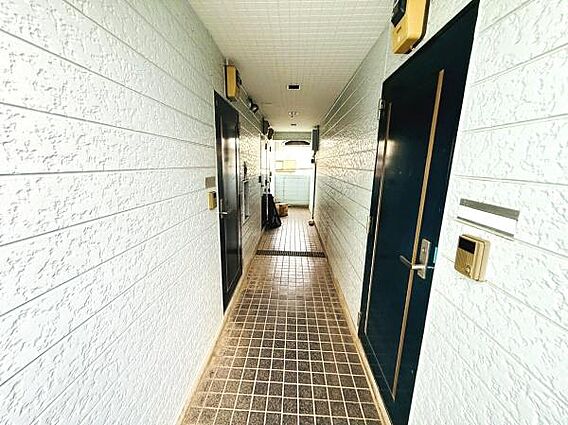 明るい共用廊下...