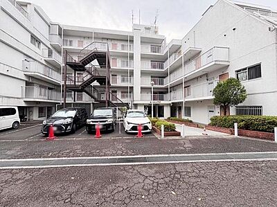 外観：白を基調としたシンプルな外観が印象的です。建物の構造がしっかりしており共用部分も整然としています。バルコニーが各戸についている点もポイントです。