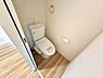 トイレ：明るい色味のフローリングが特徴的なトイレです。手洗い付きタンクが設置されており機能的な空間になっています。壁面も清潔感がありお手入れもしやすい印象です。