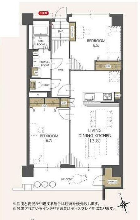 バルコニーがリビングと接しており開放感のある間取りです。各部屋への動線もスムーズで収納スペースがしっかり確保されています。リビングダイニングキッチンの広さが特徴的で快適にお過ごしいただけます。