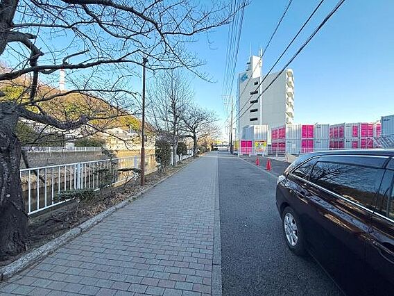 川沿いの歩道が...