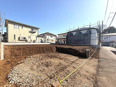 外観：日当たりが良好な外観で周辺の建物との距離もしっかり確保されています。落ち着いた住宅街に位置し静かな環境が感じられます。道幅もしっかり確保されていて車両の出入りもスムーズですね。