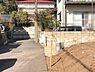 その他：前面道路を含む現地写真です。道路幅がしっかり確保されており車の出入りもスムーズに行えます。周辺は落ち着いた住宅街で建物との距離感も明確です。陽当たりの良さも感じられる立地です。