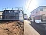 その他：前面道路がしっかり舗装されており現地と隣接しているためアクセスが便利です。周辺は住宅が建ち並び落ち着いた雰囲気が感じられます。敷地は広めに確保されており使い勝手の良さが期待できます。
