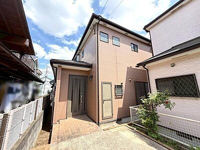 外観:シンプルな外観デザインが特徴の建物です。玄関までのアプローチが整備されているので日常の出入りもスムーズです。窓が多く採光にも配慮されたつくりが魅力です。周囲の住宅環境とも調和した落ち着いた印象です。 外観:シンプルな外観デザインが特徴の建物です。玄関までのアプローチが整備されているので日常の出入りもスムーズです。窓が多く採光にも配慮されたつくりが魅力です。周囲の住宅環境とも調和した落ち着いた印象です。