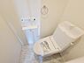 トイレ：清潔感のあるホワイトを基調としたトイレ空間です。手洗い付きのタンクが備えられています。床はお手入れしやすい素材で構成されています。壁にリモコンが設置されていて操作も簡単です。