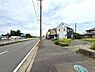 その他：前面道路が広々としており車の出し入れがスムーズに行えます。周辺は開放感があり空が広く感じられます。歩道も整備されているため安心して利用できます。静かな住宅エリアの雰囲気が感じられます。
