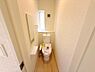 トイレ：明るい色合いのクロスと木目調の床が印象的なトイレです。コンパクトな空間ながらも窓が設けられているため換気もしやすいです。使いやすい設備が整っており清潔感のある空間です。