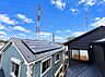 その他：屋根の上から周囲の住宅や電線遠くの建物まで見渡せる現地からの眺望です。遮るものが少なく広がりを感じる景色となっています。天候や季節によって様々な表情を楽しむことができます。