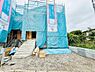 その他：現在建築中の物件で前面には広々としたスペースが確保されています。シンプルな外観が特徴的で周囲には自然も感じられます。資材なども整理されており今後の完成が期待されます。現地の様子がよく分かる写真です。