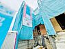 その他：建築中の様子が見られる貴重な一枚です。外壁や足場など住まいの基礎からこだわりが感じられます。現場の安全対策も施されていますので安心感があります。建物の完成までの変化を楽しむことができます。
