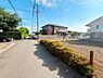 その他：日当たりの良い道路に面した区画です。周辺には静かな住宅が並び落ち着いた雰囲気が広がります。道路幅も確保されておりゆったりとした印象です。整然と手入れされた植栽が目を引きます。