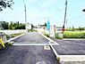 その他：現地前面道路は舗装されており周辺は自然を感じられる環境です。道幅がしっかり確保されているので車の出入りも安心です。電柱や排水設備が整っている点もポイントです。