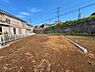 外観：広々とした敷地が特徴の現地土地写真です。建物の配置や設計にも自由度が感じられる土地です。