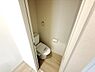 トイレ：トイレはシンプルで清潔感のある空間です。扉が引き戸タイプのためスペースを有効活用できます。床は明るい木目調で爽やかな印象を与えます。壁の色も落ち着いていて使いやすさが感じられます。