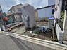 その他：開放感のある更地で用途に応じて多様な活用が可能です。前面道路に面しており進入しやすい立地です。周囲は住宅が立ち並んでおり落ち着いた雰囲気が広がっています。敷地内にはコンパクトな物置も設置されています。