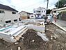 その他：住宅地に位置する建築中の基礎が見える物件です。道路との高低差が少なくアクセスがしやすい場所になっています。周囲は住宅が並び静かな環境が期待できます。整った敷地形状が特徴の土地です。