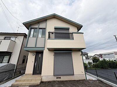 外観:落ち着いた色合いの外観が特徴です。バルコニーがあり開放感のあるデザインです。2階建てでシンプルな建築様式が魅力です。駐車スペースや玄関アプローチも確保されています。周囲は閑静な住宅街です。 外観:落ち着いた色合いの外観が特徴です。バルコニーがあり開放感のあるデザインです。2階建てでシンプルな建築様式が魅力です。駐車スペースや玄関アプローチも確保されています。周囲は閑静な住宅街です。