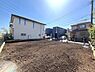 その他：広々とした敷地が魅力で周囲には落ち着いた住宅が立ち並んでいます。陽当たりの良い環境で開放感が感じられます。整地された土地なので建築に適した状態です。前面道路も幅があり車の出入りもしやすいです。