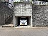 駐車場：道路に面した位置にある駐車場です。車をしっかりと格納できるスペースがあります。周囲はコンクリートで囲まれており雨風を防ぐ設計です。入り口付近には階段もあり利便性が高いです。